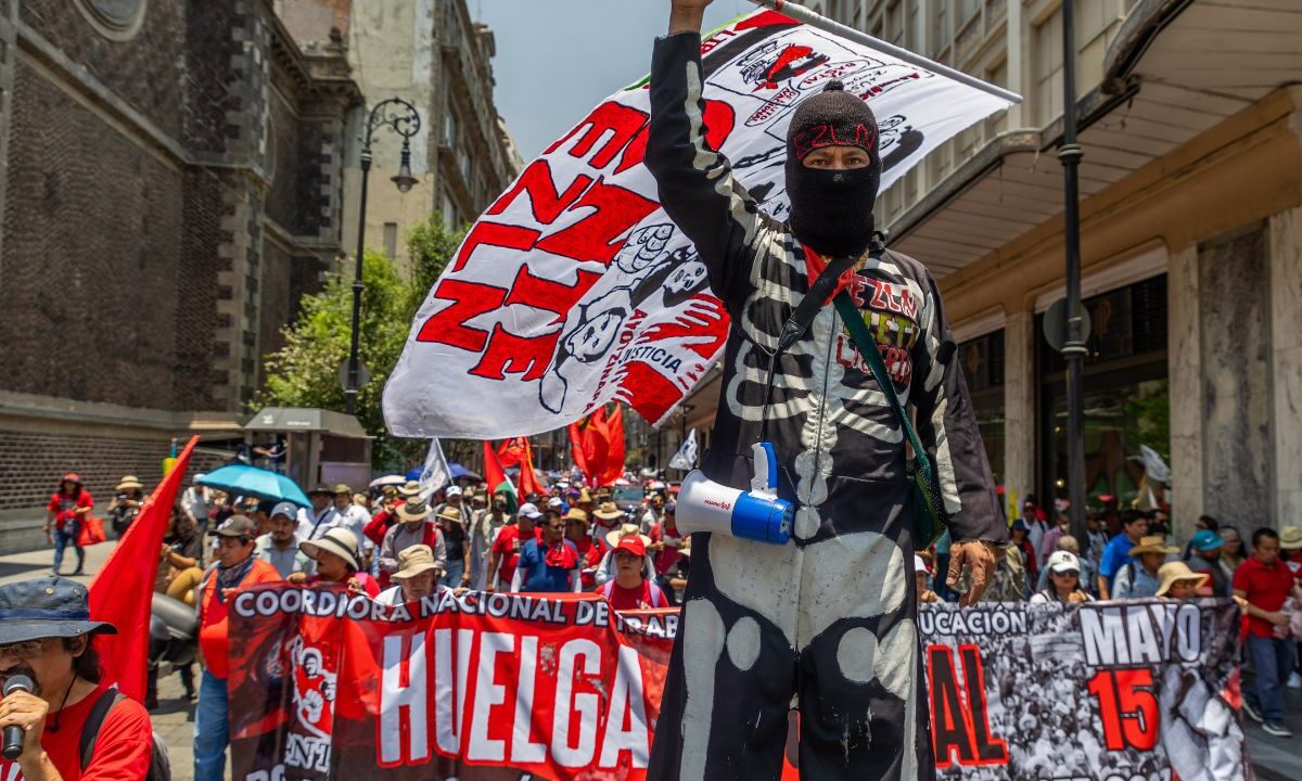Integrantes de la Coordinadora Nacional de Trabajadores de la Educación marcharon e instalaron un campamento en el Zócalo.