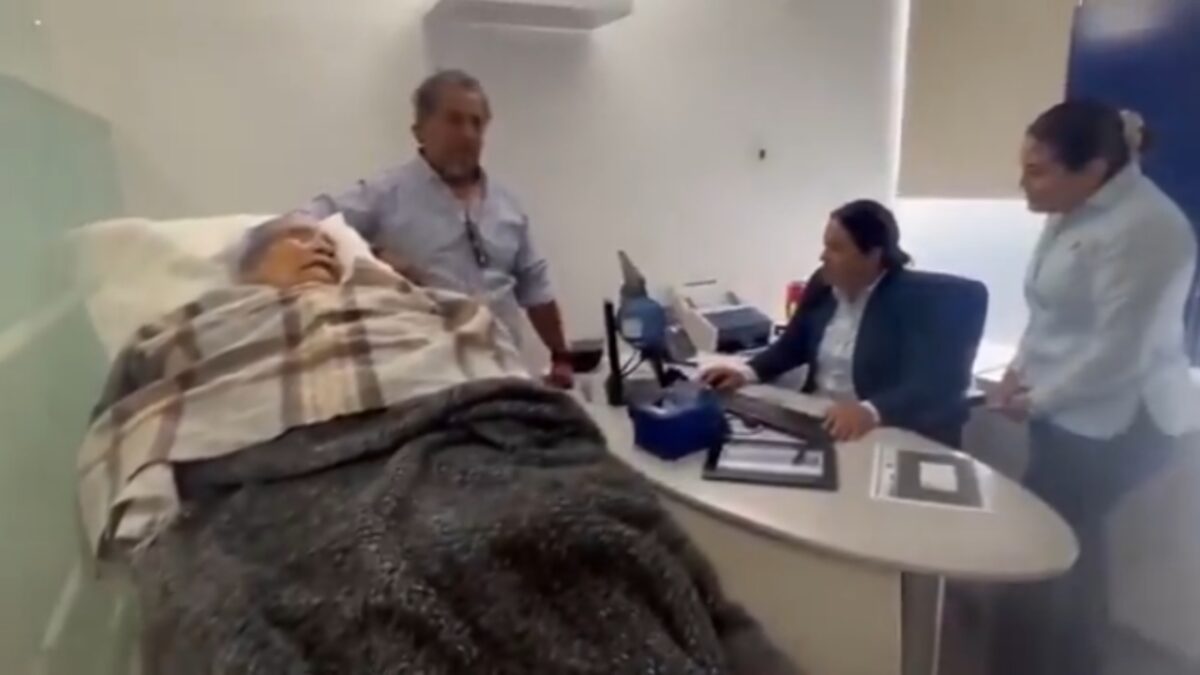 Ante la falta de opciones, mujer de 96 acude al banco para resolver la situación de su pensión