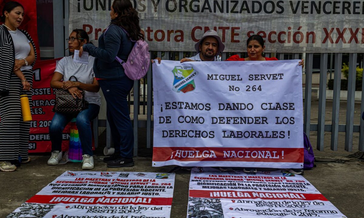 En otro día de protestas, la CNTE desplegó más de 4 mil profesores en diversos puntos de la CDMX, principalmente en Reforma. 