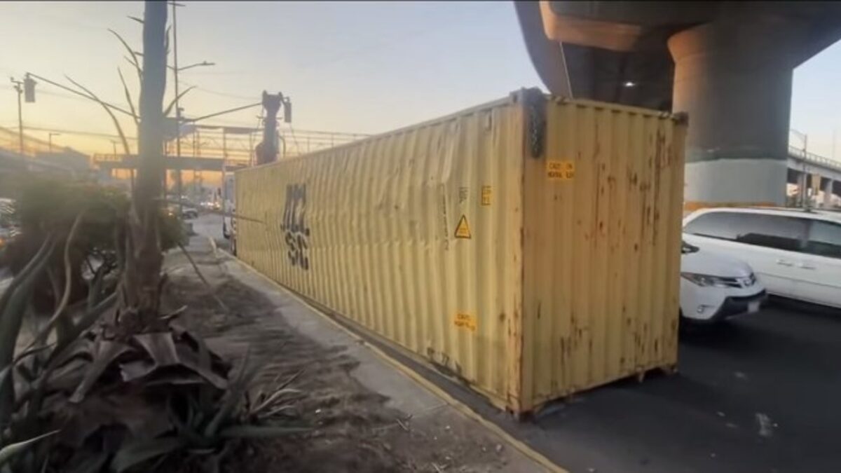 Contenedor de madera, cae en Tenayuca