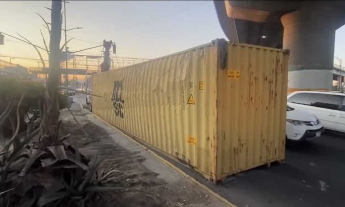 Contenedor de madera, cae en Tenayuca