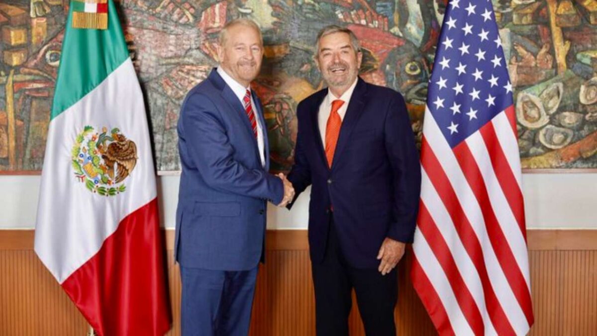 Juan Ramón de la Fuente se reunió con Ronald Johnson, embajador de Estados Unidos en México.