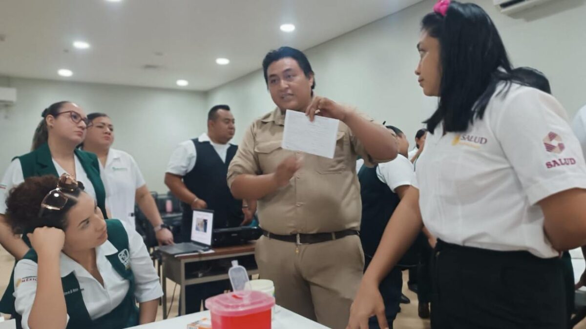 Autoridades estatales capacitan a personal de salud en Escárcega para detectar paludismo.