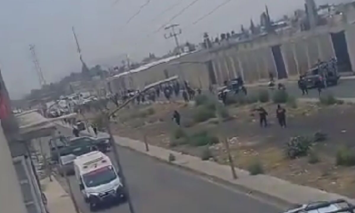 Captan tiroteo entre agentes de seguridad y presuntos vendedores de autopartes robadas en Valle de Chalco.