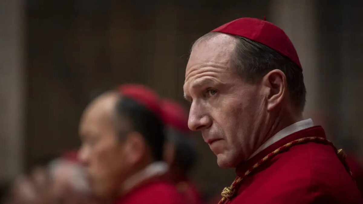 Cardenales recurren a la película Cónclave para entender el proceso real