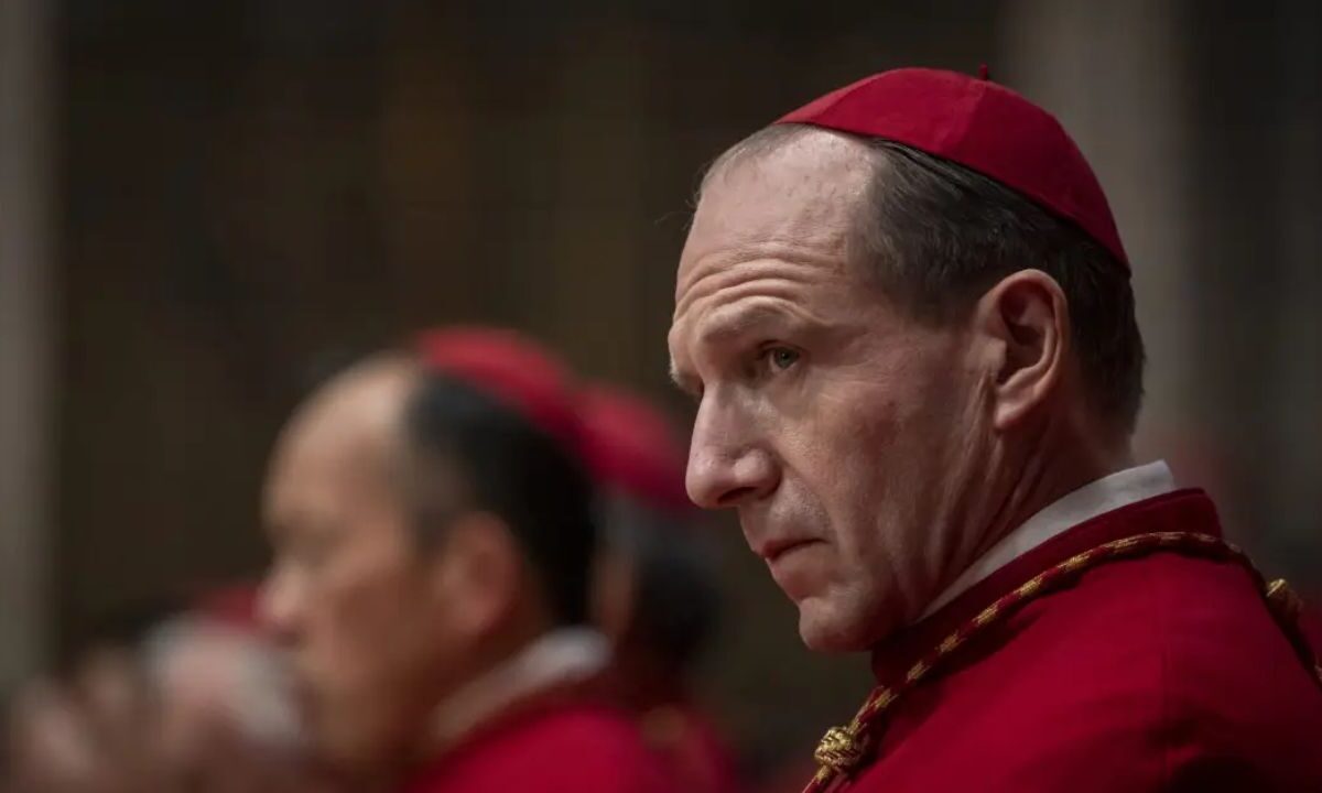 Cardenales recurren a la película Cónclave para entender el proceso real