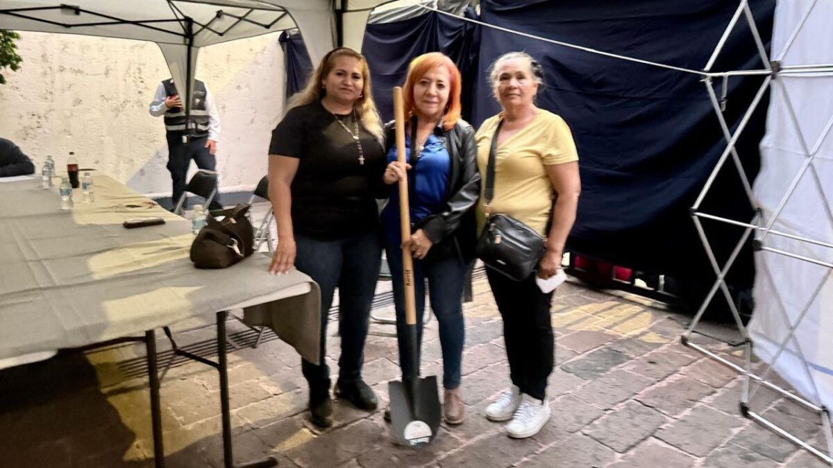 Ceci Flores se reúne con Rosario Piedra y le una regala pala.