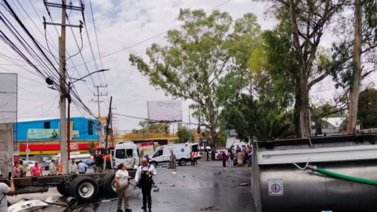 Choque entre pipa de agua y combi en la México-Texcoco deja 13 heridos.