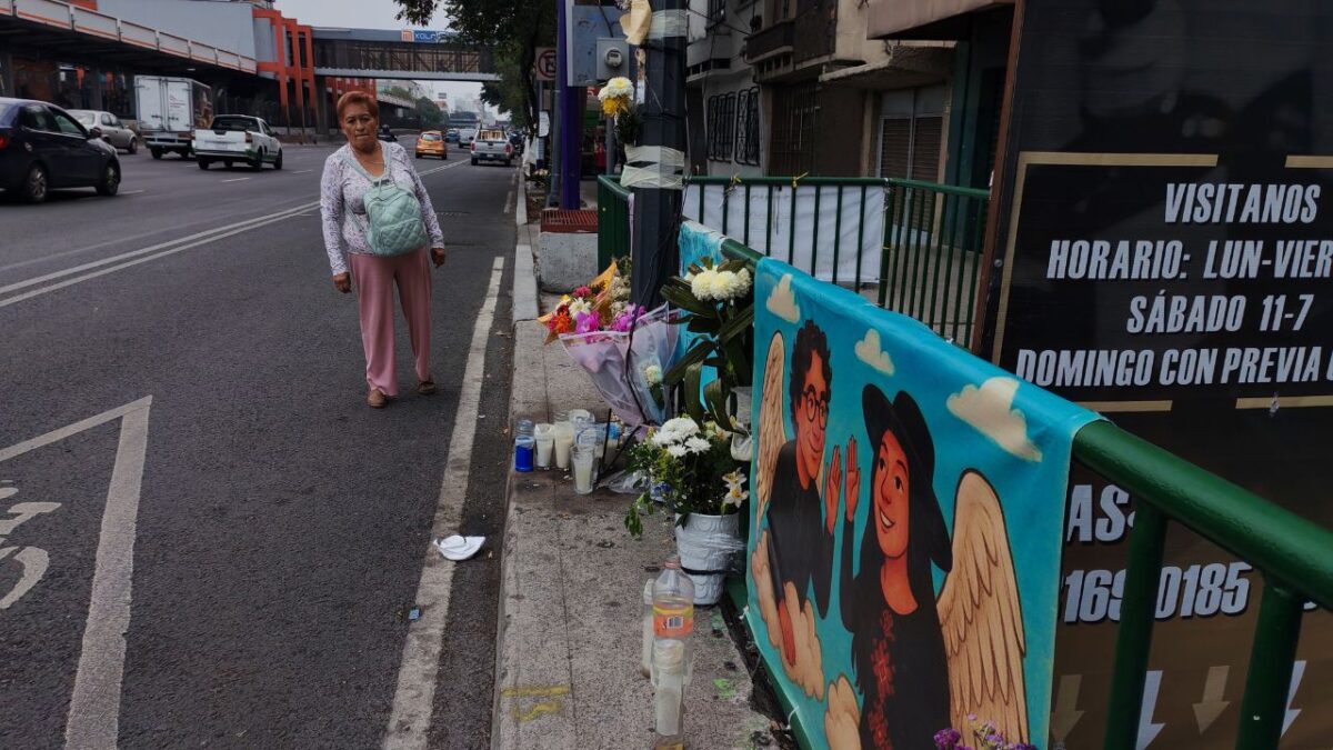 En el lugar del crimen siguen las expresiones de duelo por los colaboradores de la mandataria local.