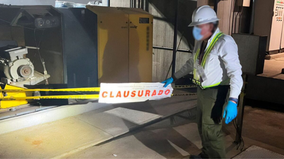 Personal de la Profepa colocaron sellos de clausura en una planta de Pepsi por exceder el límite de descarga de aguas residuales permitidas en Chiapas.