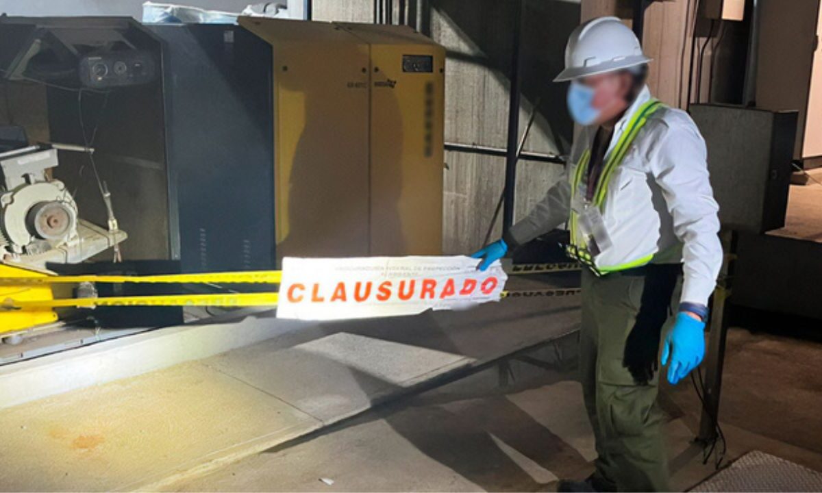 Personal de la Profepa colocaron sellos de clausura en una planta de Pepsi por exceder el límite de descarga de aguas residuales permitidas en Chiapas.