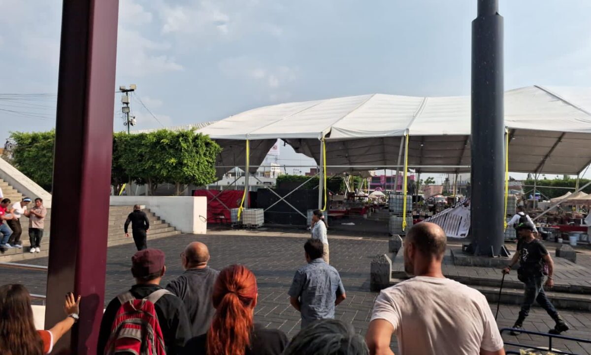 Una estructura metálica colapsó al parecer por las fuertes ráfagas de viento durante la Feria del Libro en el municipio de Nezahualcóyotl.