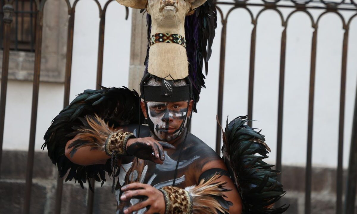 Con hinojo, copal, un bálsamo con olor a canela y el toque de un caracol, purifica la energía de las personas que se lo solicitan, tarea que demora alrededor de dos minutos.