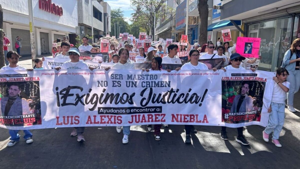 A más de un mes de su desaparición, familiares, docentes y ciudadanos llevaron a cabo una marcha pacífica para exigir la presentación con vida del maestro Luis Juárez Nieblas, de 33 años, quien fue privado de su libertad el pasado 29 de marzo en Culiacán, Sinaloa.