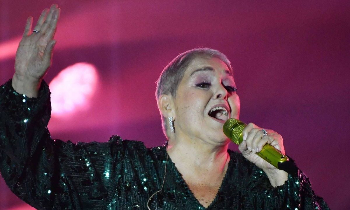 La cantante Lupita D'Alessio se presentó en el Zócalo capitalino para festejar el 10 de mayo y recibió un reconocimiento por su trayectoria.