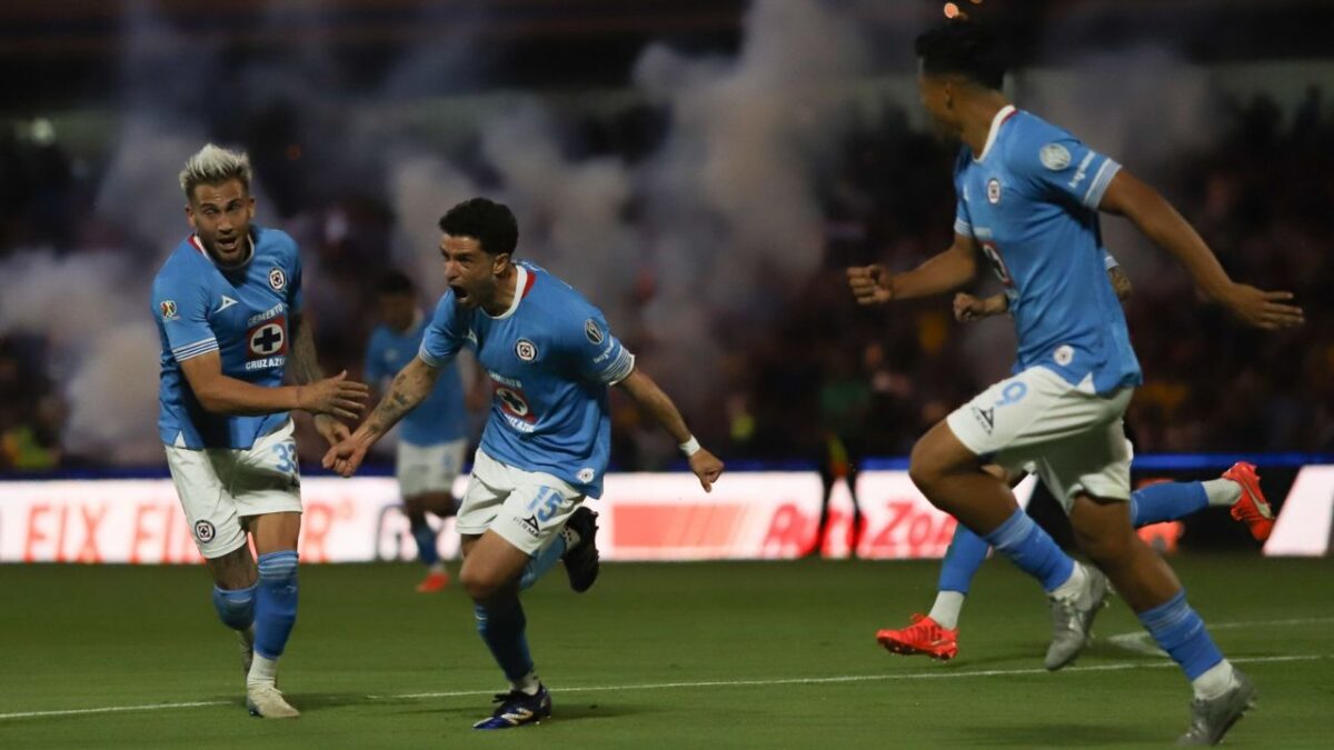 Cruz Azul derrota al América en CU en el duelo de ida de las semifinales del Clausura 2025.