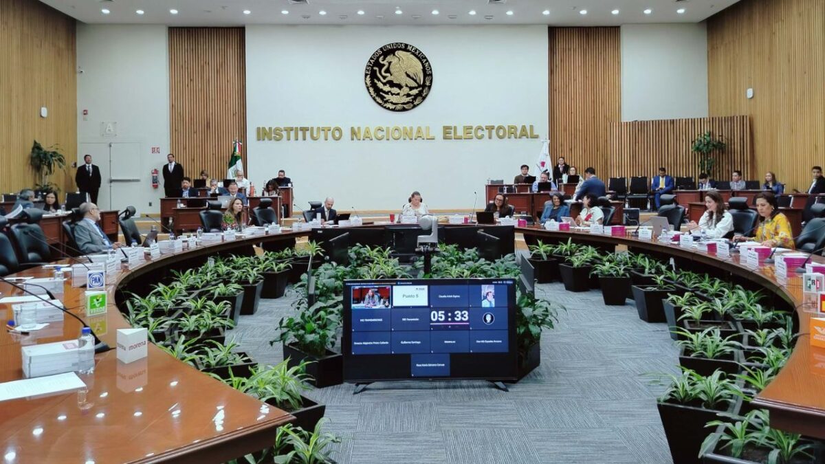 El INE culpa a comités de evaluación por permitir candidaturas ligadas al crimen organizado.