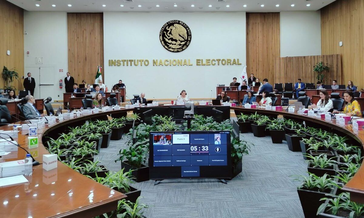 El INE culpa a comités de evaluación por permitir candidaturas ligadas al crimen organizado.