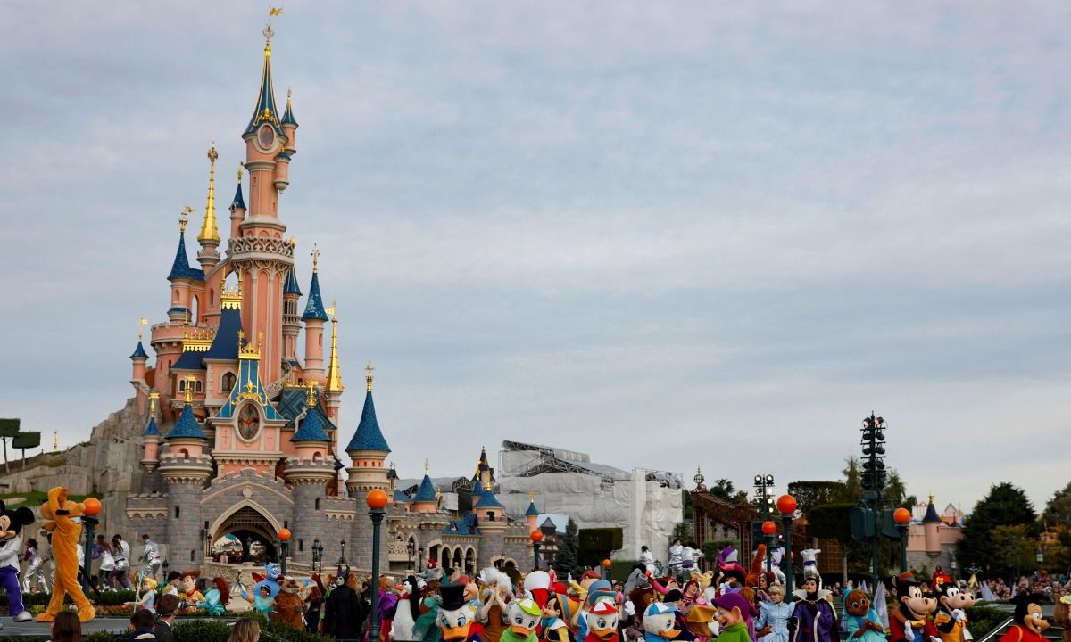 Disney reveló ayer planes de abrir un nuevo parque temático en los Emiratos Árabes Unidos, el séptimo del gigante estadounidense.