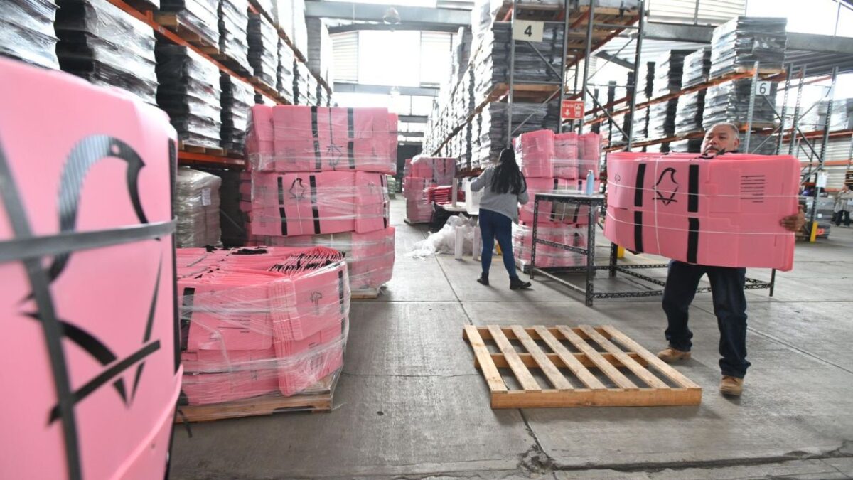 El Instituto Electoral de la Ciudad de México (IECM) distribuyó más de 114 mil materiales dispuestos para la jornada electoral del Poder Judicial en la capital del país que llegarán a más de 6 mil casillas.
