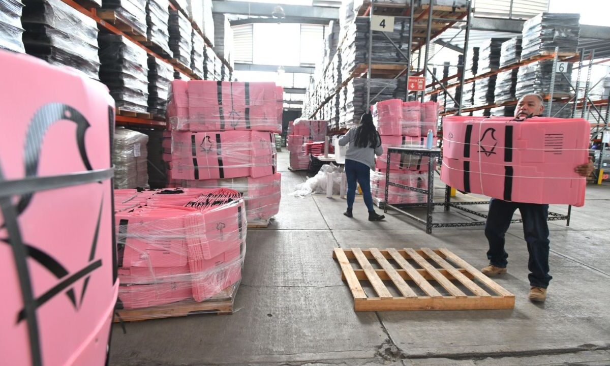 El Instituto Electoral de la Ciudad de México (IECM) distribuyó más de 114 mil materiales dispuestos para la jornada electoral del Poder Judicial en la capital del país que llegarán a más de 6 mil casillas.