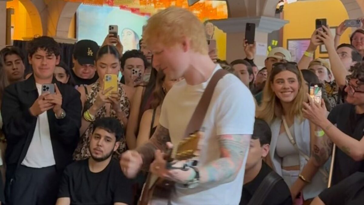 ¡El cantante Ed Sheeran está en México! Mediante sus redes sociales el originario de Reino Unido primero pidió algunas sugerencias para recorrer la Ciudad de México y horas después apareció en el Tenampa, una famosa cantina ubicada en Garibaldi.