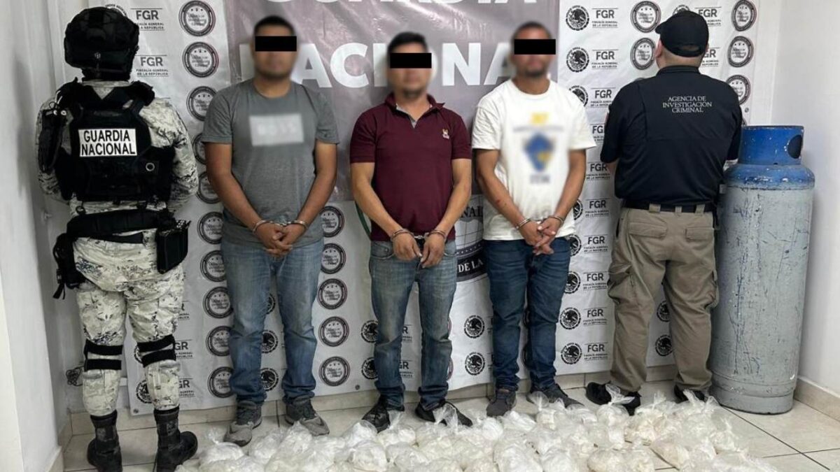 Autoridades federales aseguran un tanque de gas con 10 mdp en metanfetamina, esto en Baja California.