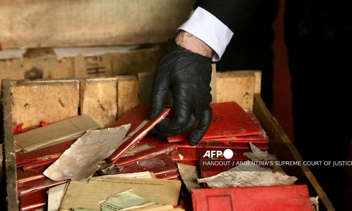 Siete cajas encontradas con documentos nazis