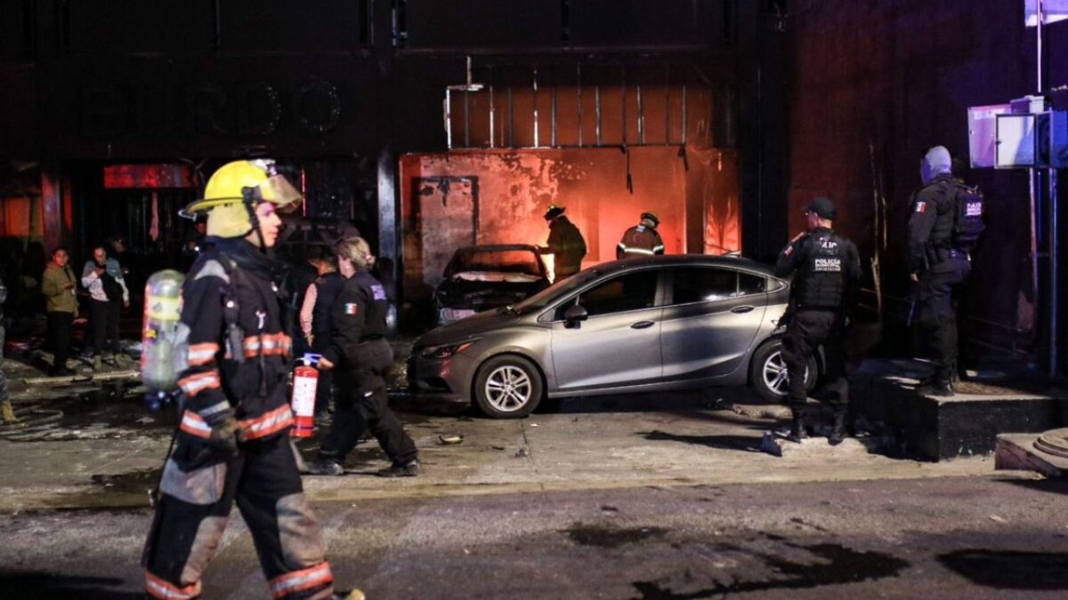 En Zacatecas explota vehículo afuera de bar; fiscal descarta autobomba