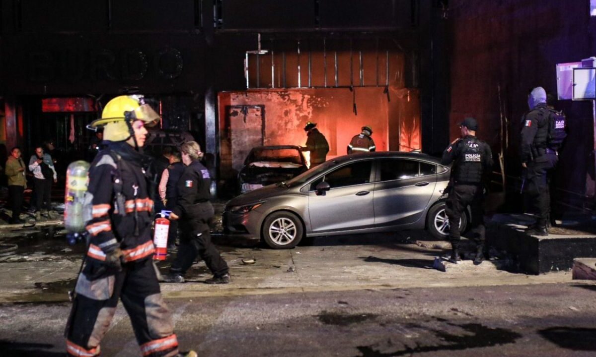 En Zacatecas explota vehículo afuera de bar; fiscal descarta autobomba