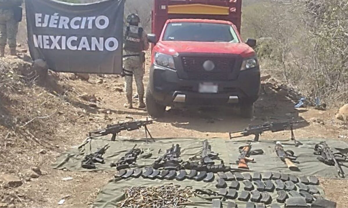 En Zirándaro, elementos del Ejército mexicano localizaron un vehículo utilizado por integrantes de una célula delictiva con múltiple armamento.