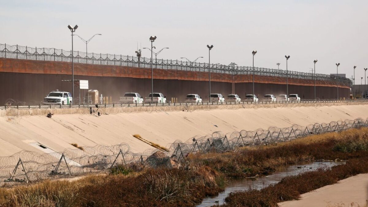El gobierno del presidente estadounidense Donald Trump anunció este lunes una "asistencia de viaje" y el pago de mil dólares a los migrantes que usen una aplicación gubernamental para "autodeportarse".