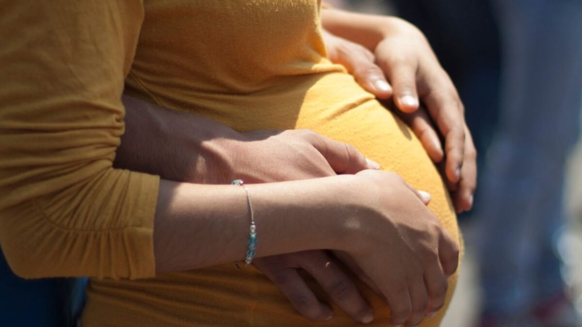 En un país donde el 28 por ciento de los hogares tienen como jefa a una mujer, y donde cuatro de cada 10 madres de familia trabajan, las madres universitarias representan una expresión viva de esfuerzo doble: el académico y el afectivo.