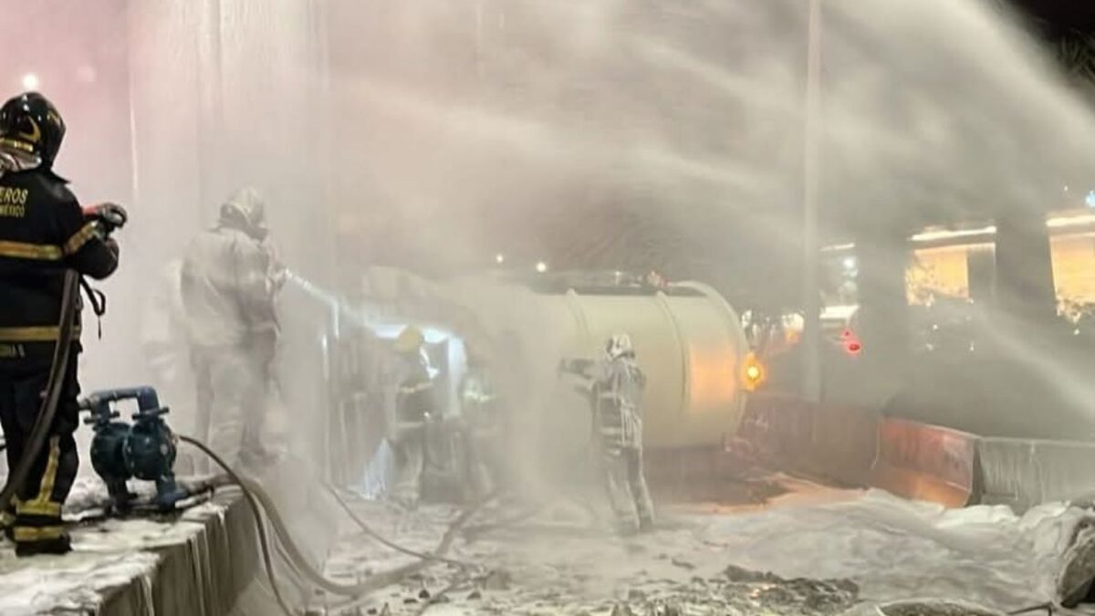 Evacuan alrededores de Periférico tras volcadura de pipa con combustible