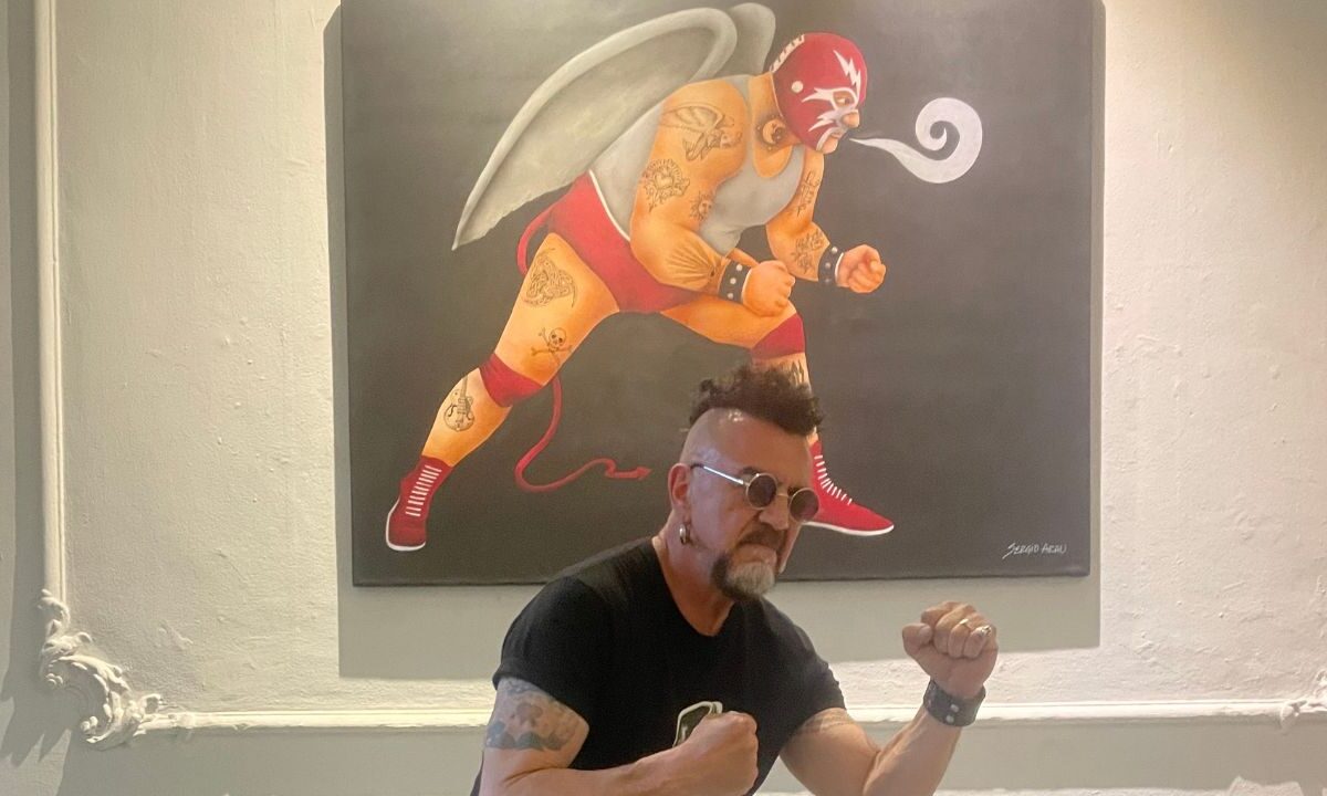 Sergio Arau es un creativo incansable, guitarrista de Botellita de Jerez, ilustrador de libros infantiles y de la SEP, así como caricaturista político y social para periódicos, fue director de la visionaria película Un Día sin Mexicanos