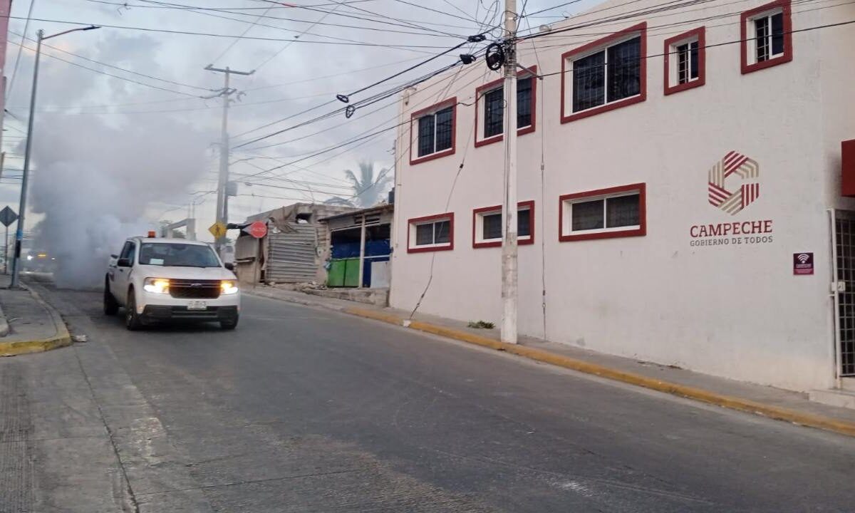 Autoridades exhortan a la ciudadanía de Campeche a reforzar medidas para prevenir el dengue.