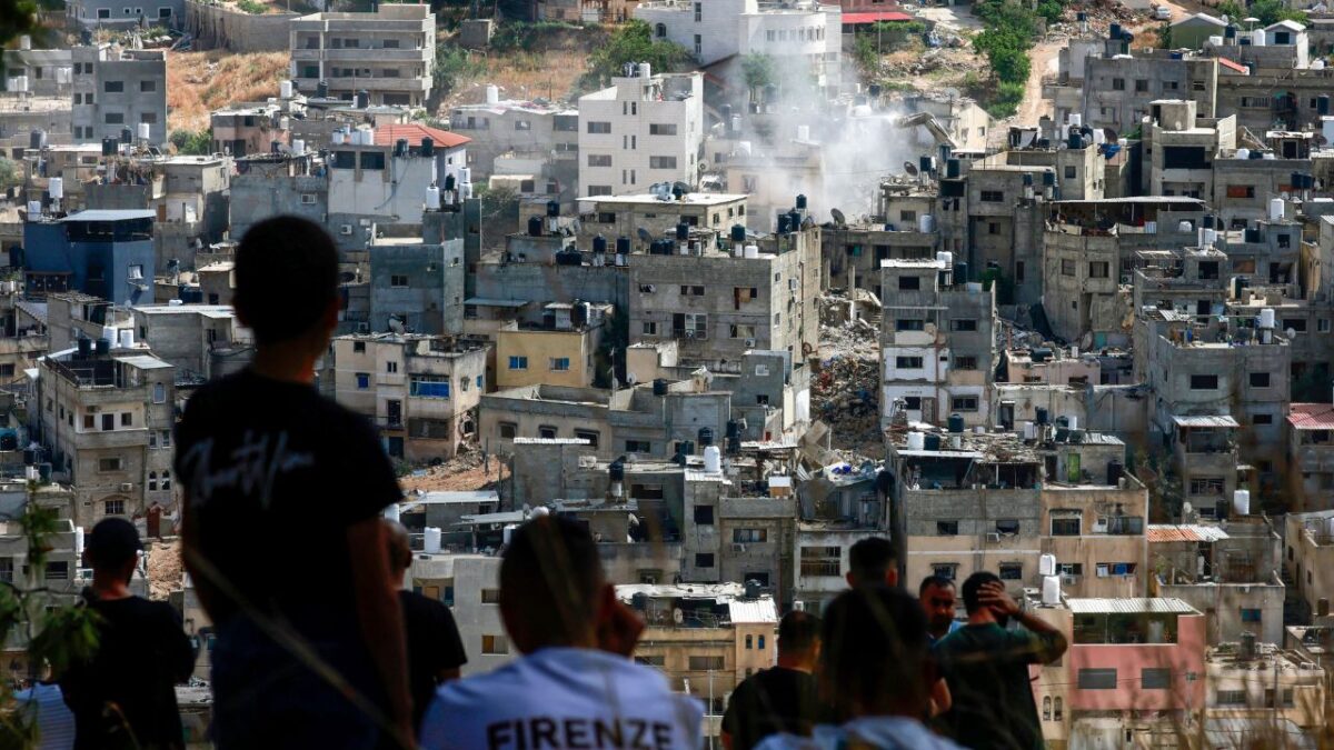 Naciones Unidas advierte sobre la hambruna en la Franja de Gaza, donde 2.4 millones de personas viven bajo bloqueo y bombardeos constantes.