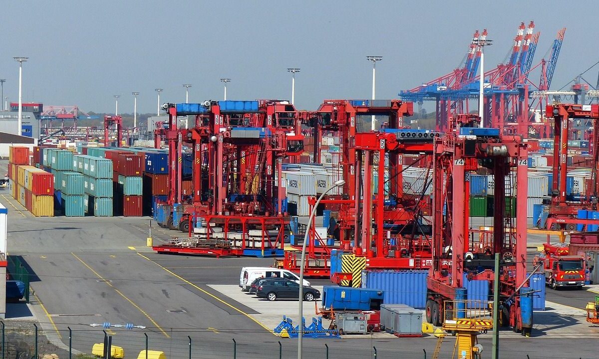 Guerra comercial de Trump golpea al sector de traslado de mercancías.