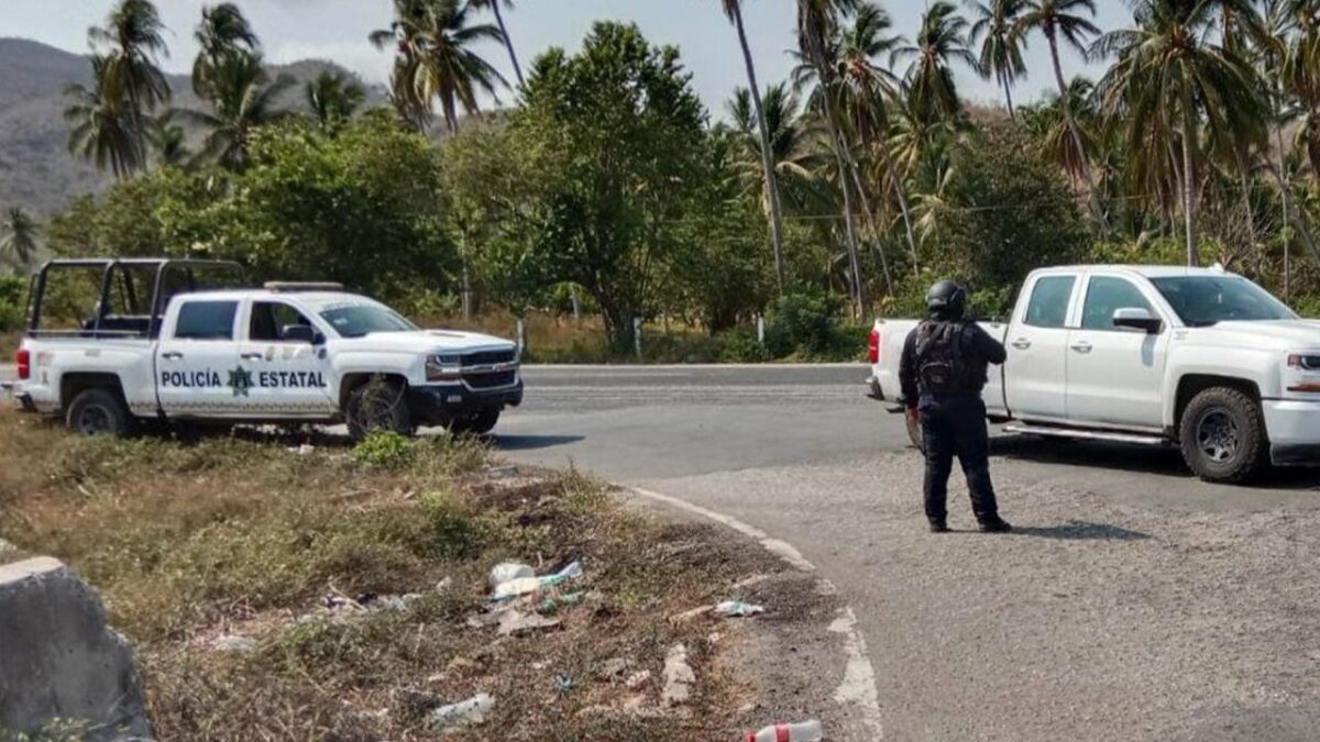Localizan cuerpos desmembrados de dos hombres, junto con presuntas narcomantas, en el municipio de Coyuca de Benítez.