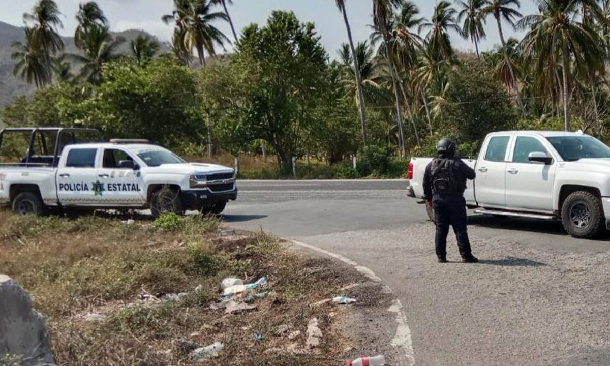 Localizan cuerpos desmembrados de dos hombres, junto con presuntas narcomantas, en el municipio de Coyuca de Benítez.