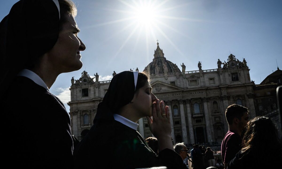 Capilla Sixtina emitió humo negro tras la primera jornada de votaciones de cónclaves, señal de que los 133 cardenales no alcanzaron acuerdo.