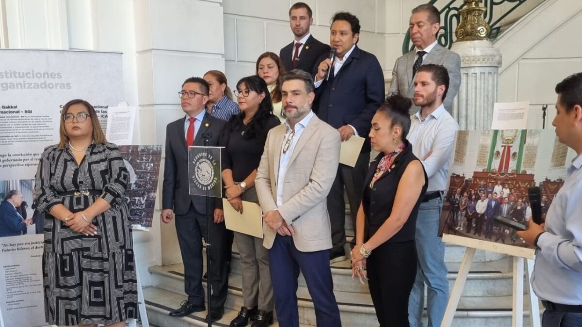 Este martes en el lobby del Congreso de la Ciudad de México ubicado en la calle de Donceles en el Centro Histórico fue inaugurada la exposición fotográfica “Voces del Parlamento: Historia Visual de los Canales Legislativos en México”, una muestra que recorre momentos clave de la historia parlamentaria nacional a través del lente de las cámaras, reconociendo el papel de los medios legislativos en la construcción de una ciudadanía informada, crítica y participativa.