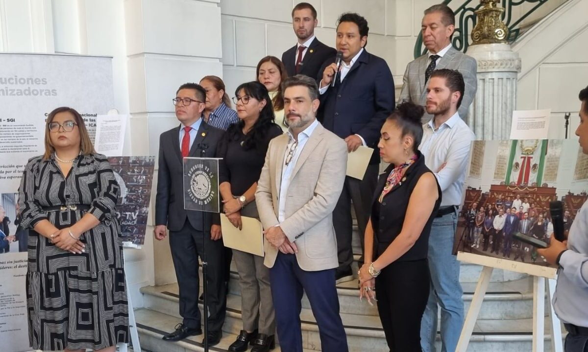 Este martes en el lobby del Congreso de la Ciudad de México ubicado en la calle de Donceles en el Centro Histórico fue inaugurada la exposición fotográfica “Voces del Parlamento: Historia Visual de los Canales Legislativos en México”, una muestra que recorre momentos clave de la historia parlamentaria nacional a través del lente de las cámaras, reconociendo el papel de los medios legislativos en la construcción de una ciudadanía informada, crítica y participativa.