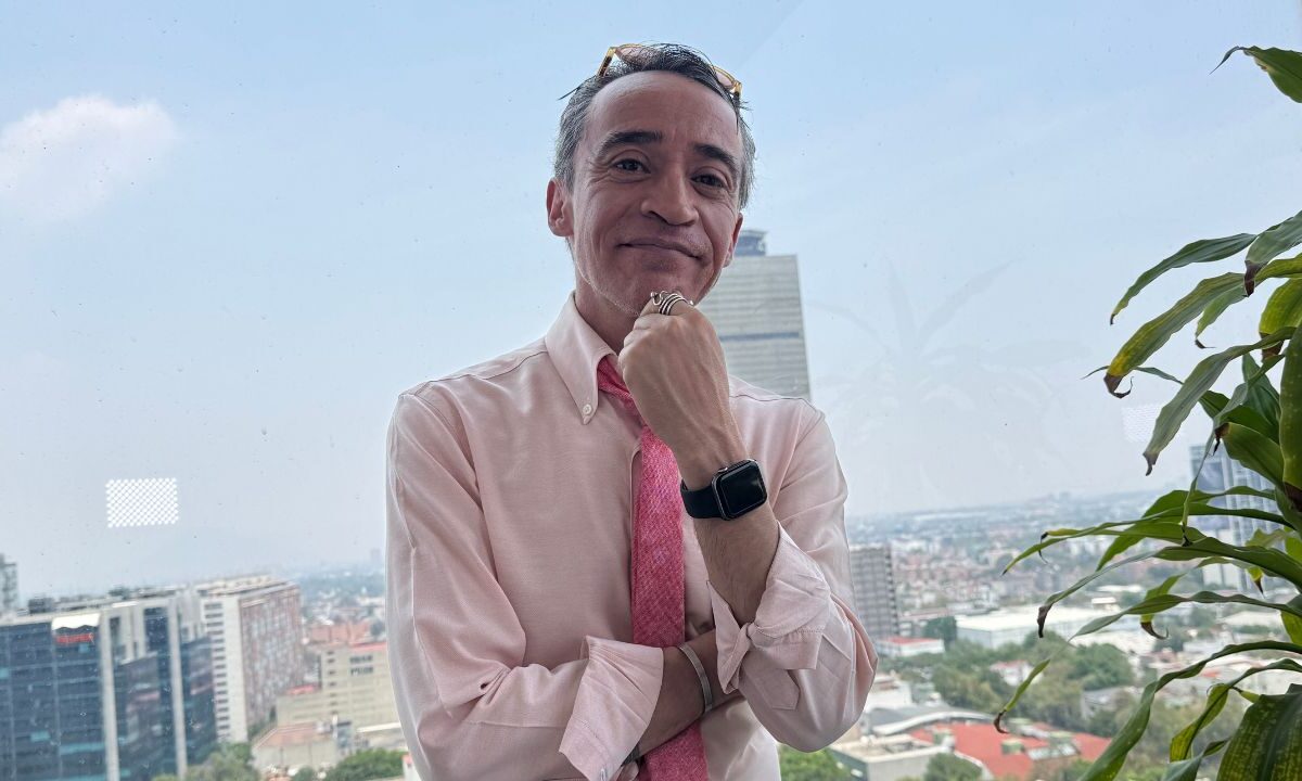 Con poco más de 4 décadas en cine, televisión y teatro, Roberto Sosa se ha hecho de un nombre en la industria del entretenimiento. Además de sus cualidades histriónicas, su intelecto también ha ayudado a seguir reinventándose.