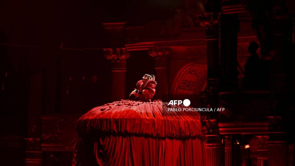 Lady Gaga apareció con un vestido rojo escarlata en la icónica playa de Copacabana, para su mega concierto gratuito en Río de Janeiro, Brasil.