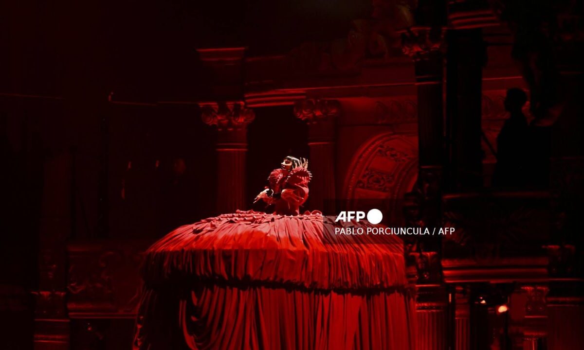Lady Gaga apareció con un vestido rojo escarlata en la icónica playa de Copacabana, para su mega concierto gratuito en Río de Janeiro, Brasil.