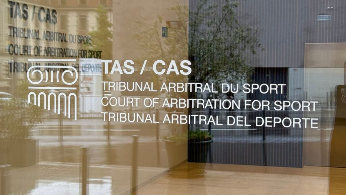 León acude a última audiencia con el TAS; esperan probable fallo mañana