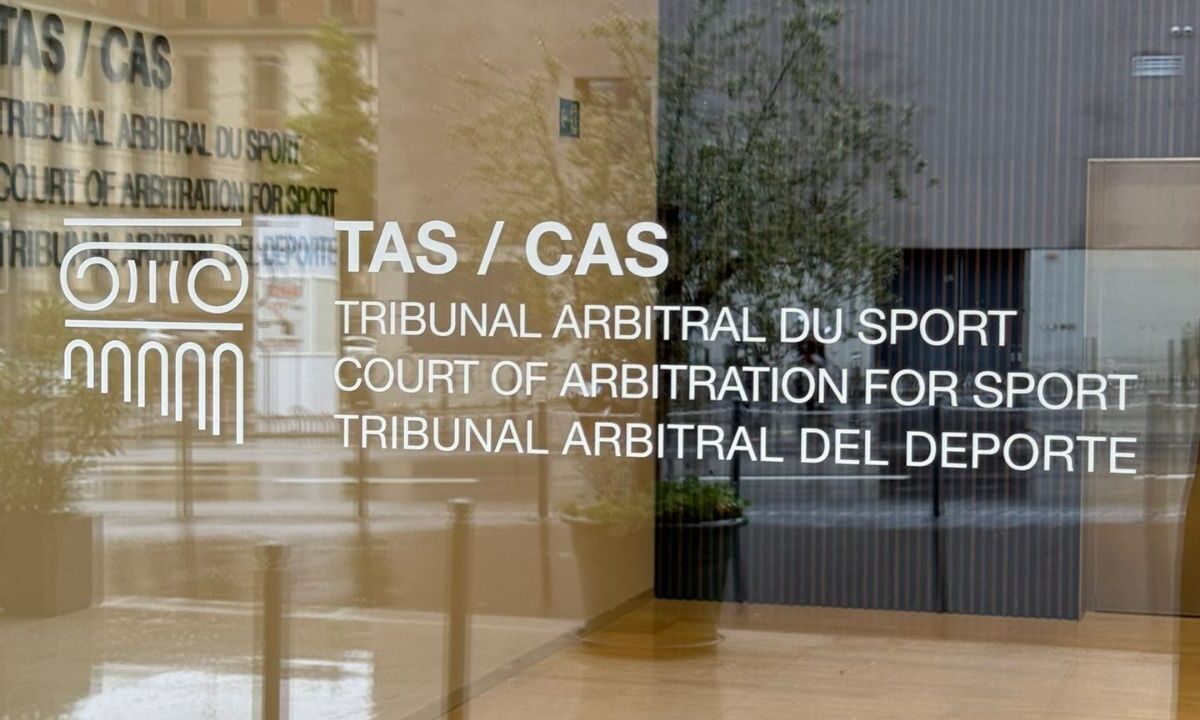 León acude a última audiencia con el TAS; esperan probable fallo mañana