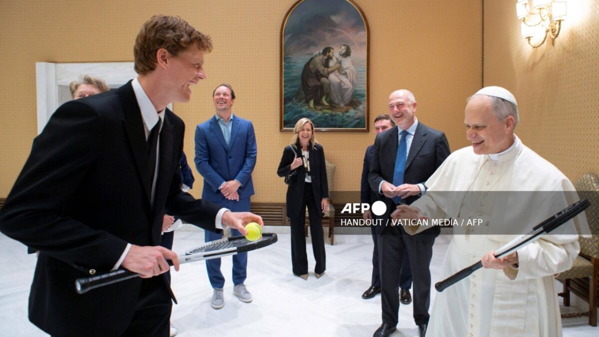 Jannik Sinner obsequia raqueta al papa León XIV