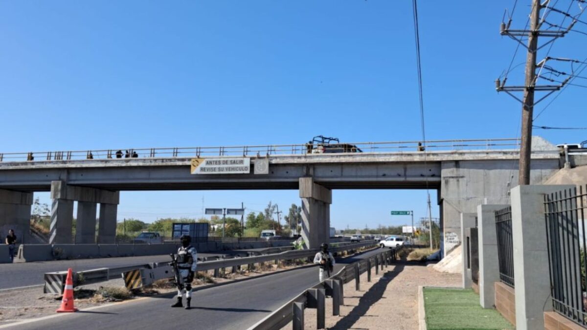 Este miércoles elementos de la Semar hallaron el cuerpo de una persona dentro de una maleta negra sobre la carretera Culiacán-El Dorado.